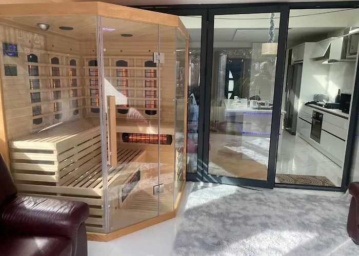 Modern 2Bed Pad W/ Hot Tub