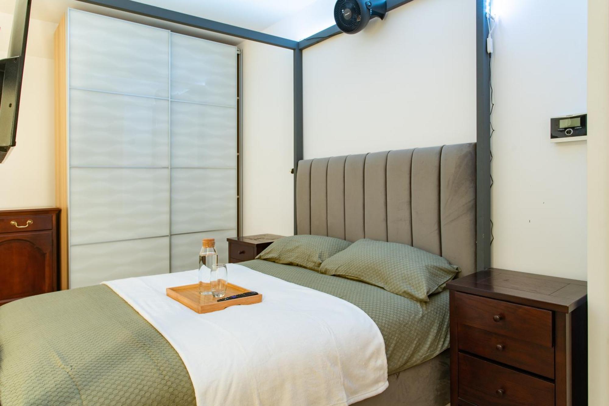 Modern 2bed Pad W/ Hot Tub Holiday home