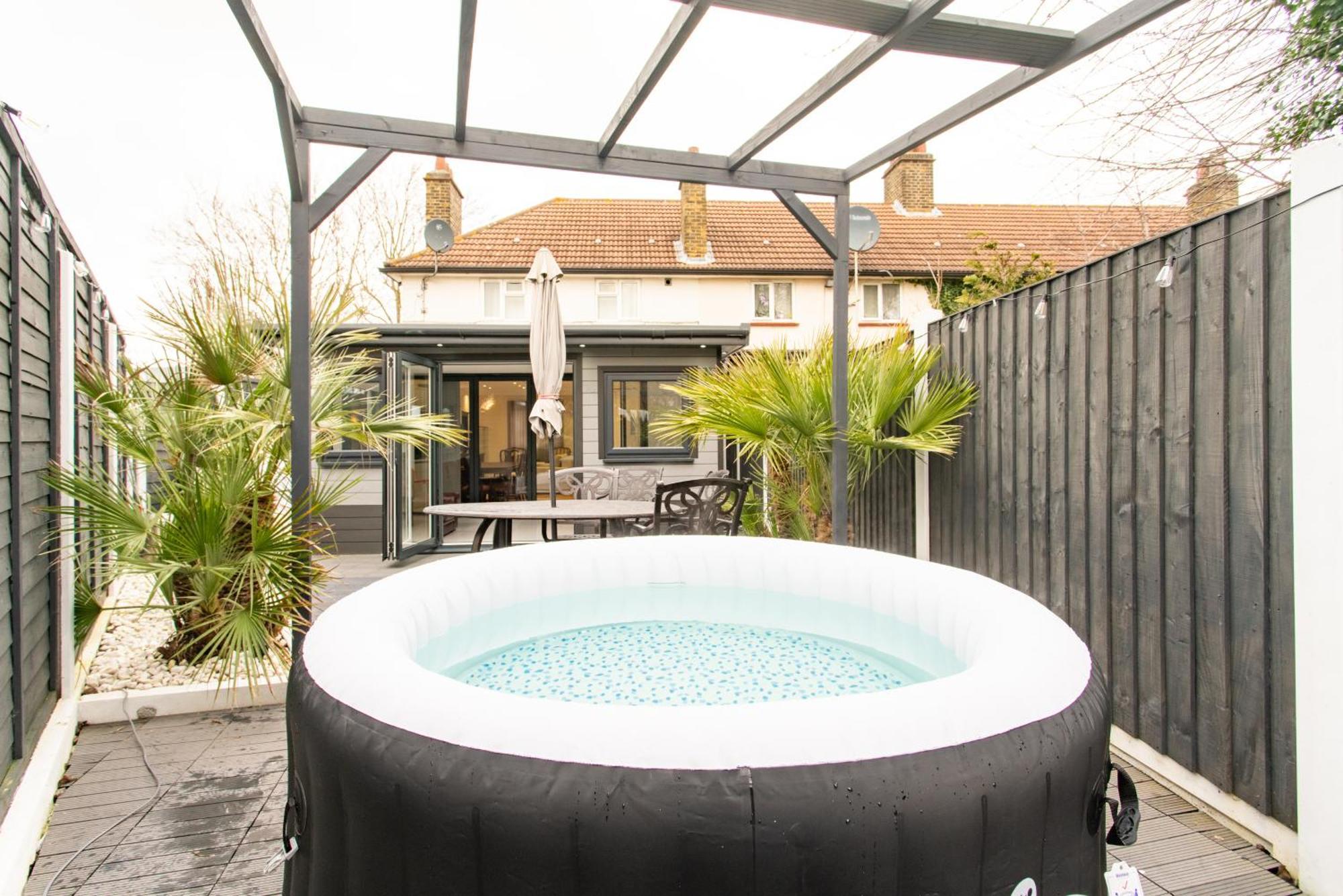Modern 2bed Pad W/ Hot Tub Holiday home