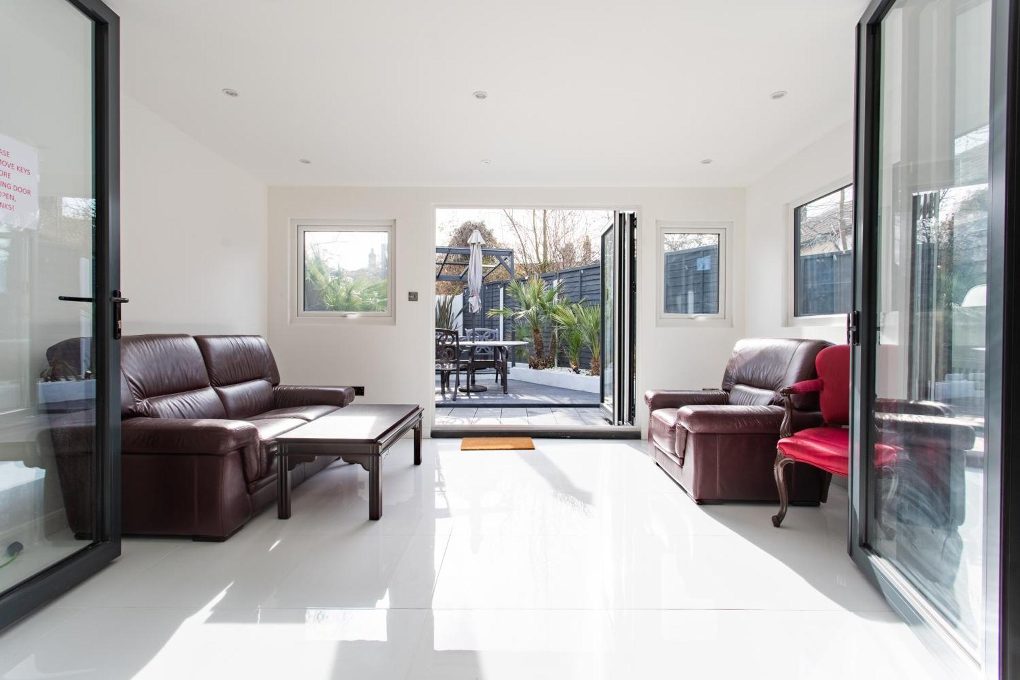 Modern 2bed Pad W/ Hot Tub Holiday home