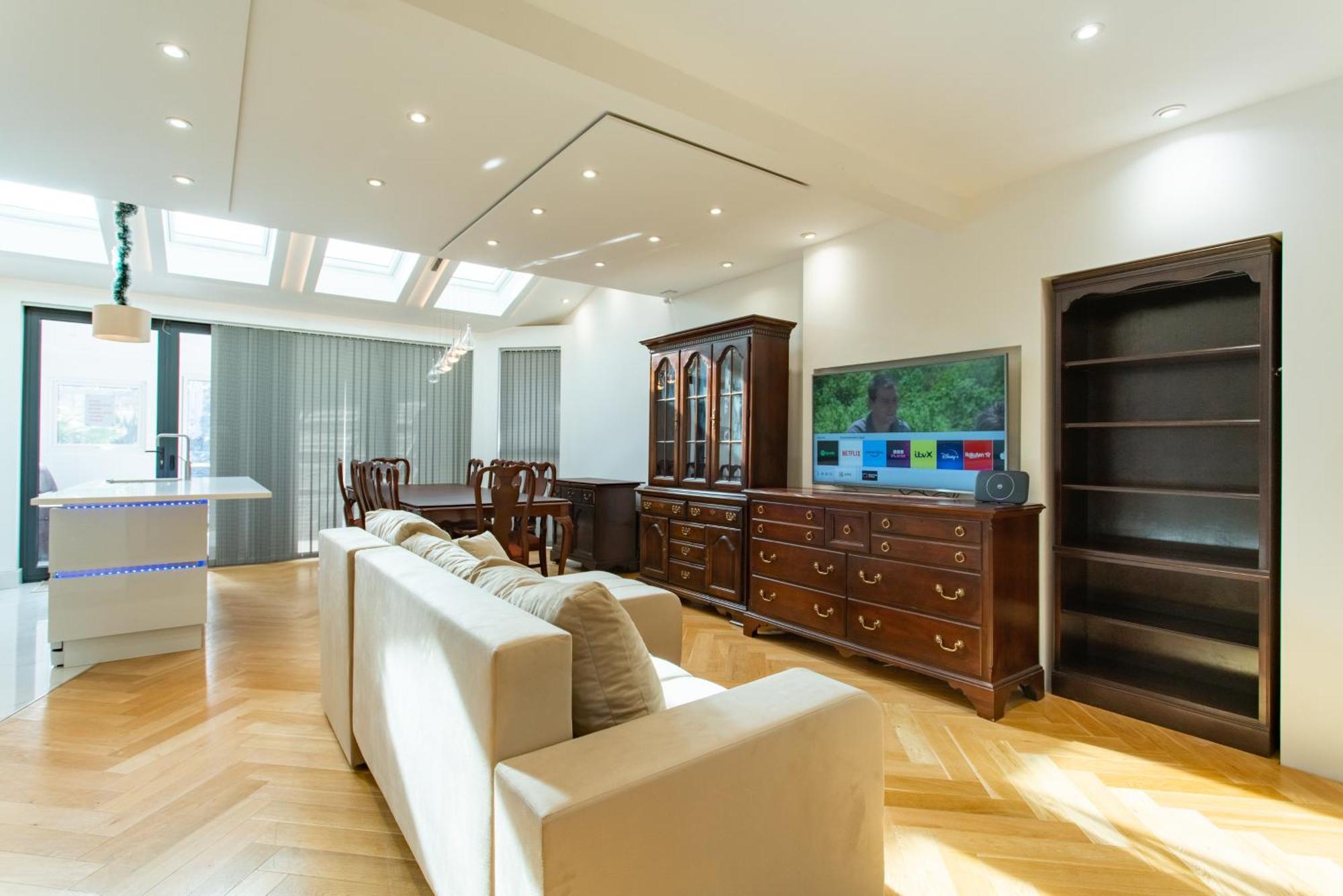 Modern 2bed Pad W/ Hot Tub