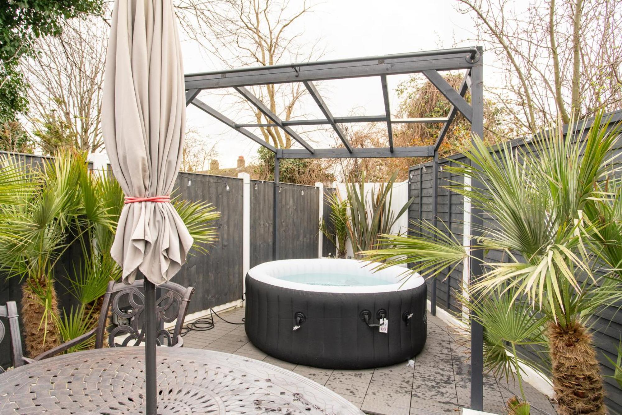 Modern 2bed Pad W/ Hot Tub Barking (Greater London)